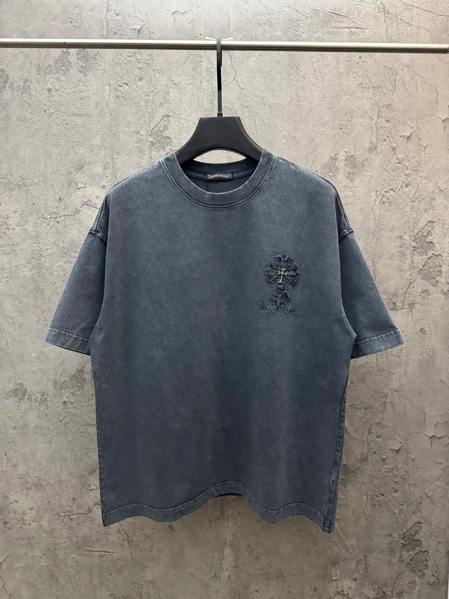 P230 top version, real shot without P, ​​different from market currency) 𝗖𝗵𝗿𝗼𝗺𝗲 𝗛𝗲𝗮𝗿𝘁𝘀/Croxin 2026 spring new original single counter American washed patch embroidered couple short sleeves 👑The highest version! Customized fabric 320 grams, washed and fried. Best-selling model at the counter. Very comfortable to wear. Accessories: Original molded and authenticated collar label➕100% silk wash label. Genuine purchase-grade original hangtag➕matching hanging rope➕3D hanging beads➕original packaging bag. Craftsmanship: The original version has consistent wiring! The highest version of the armhole matching technique! Color: Gray Black Size: S M L XL Style No.: 6609